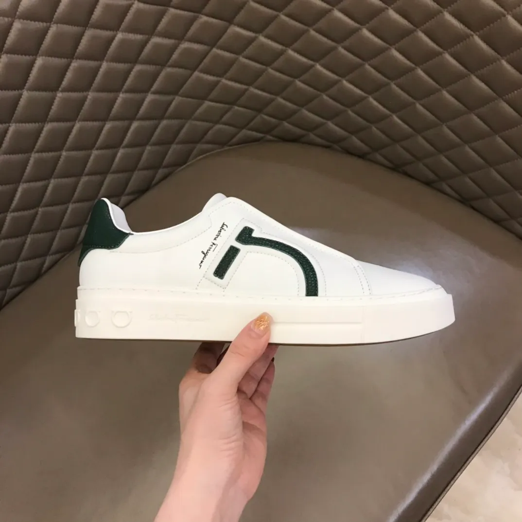 p400【Salvatore Ferraga**】New men's low-top casual shoes! Top-quality cow products, original lasts, made of imported cowhide, first-class texture, first-layer sheepskin lining! Original outsole! The details are exquisite and the style is versatile and upscale! Decorated with a three-dimensional Gancini logo, the back of the tongue and lace-up piping add a pop of color. The high-tech sole features a holographic pattern and Gancini details, making it ideal for a practical yet stylish everyday look. Code number 38-44 (45 can be customized)
